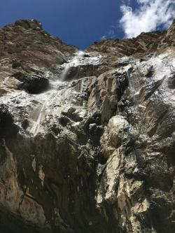 lasvegaslocally:  Mary Jane Falls @ Spring Mountains… just 50 minutes from Las Vegas. 😮  source   A nice hike.
