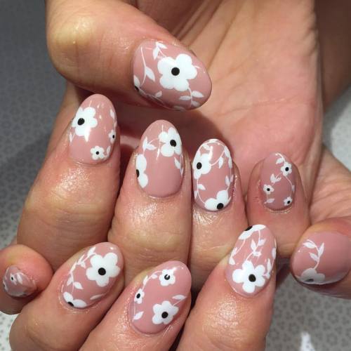 Stunning!! #handpainted by @nailsbymii #MiMi #gelnail #nailart #VanityProjects (at Vanity Projects)