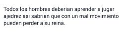 pesadillas-vivientes:  indirectasdemiparati:  Deberían aprender a jugar ajedrez, asi no pierden a su reyna por un peon.  Se escribe “reina” no “reyna” 