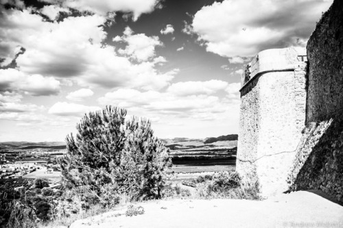 A fortress, closed, overlooks the gulf…Castell de Miravet, Ribera d'Ebre, Catalunya