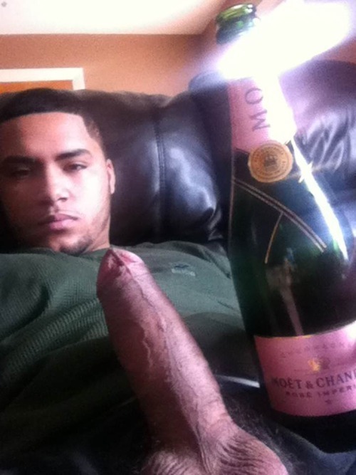 dudeswithswag:  rapper with dick out