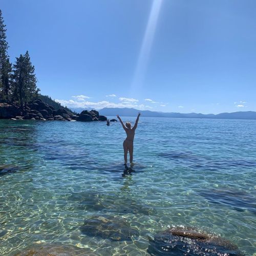 the_candacedaltonButt naked on Lake Tahoe in the summer time is so good for my soul ☀️