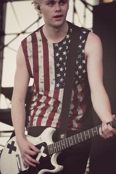 5secondsofsummer-fanpage:  He is perfecto.