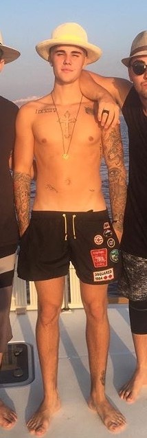 biebergasmcentral:  tabloidheat101:  Justin Bieber Freshly Shaved  http://biebergasmcentral.tumblr.com