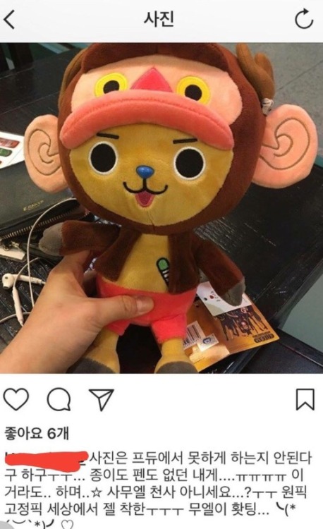 deer-jinyoung: samuel couldn’t take a picture or give an autograph to a fan so he won her a plushie 