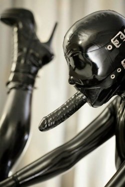 rubberreflections:  Rubber Reflections - The best latex fetish images from the web and beyond  😍😍💕