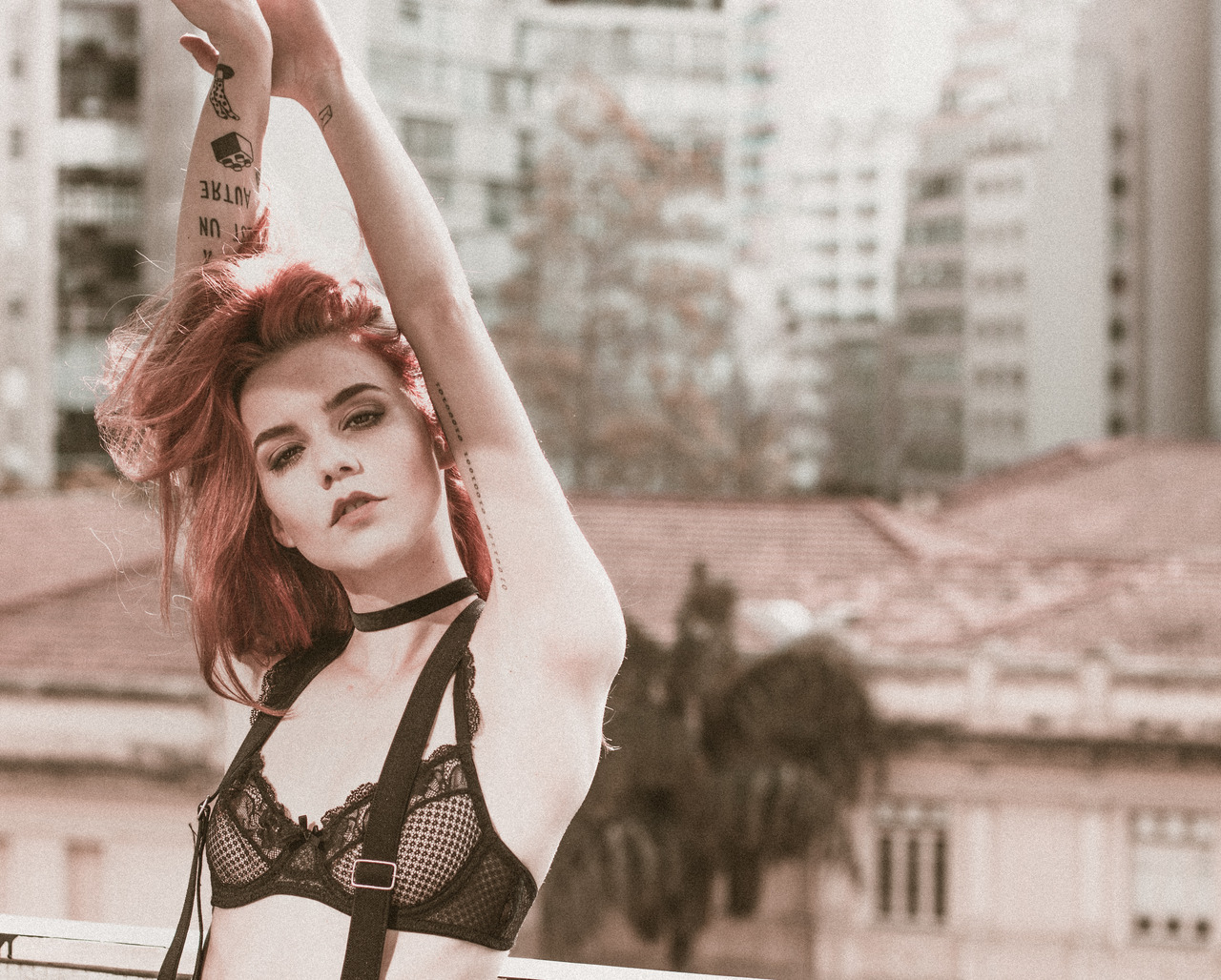 zmagiezi:  olhares que ignoram a cidade e os seus sons.modelo: Elisa Riosfotografia:
