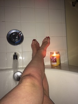 scarletslutmolly:  Warm candlelight bath