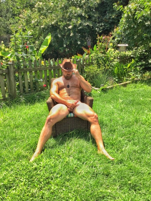 thegorglucas:  over40notdead:  No tanlines  Mmmm yes please. Give it to me daddy 
