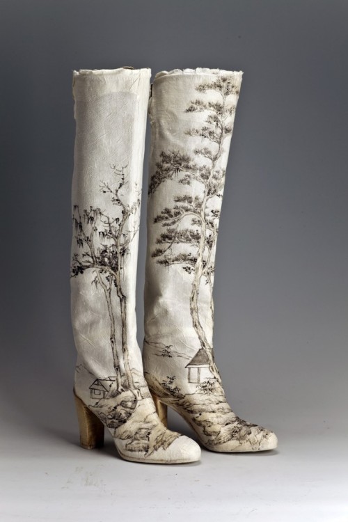 inkjadestudio:Paper-Cast Sculptures of Legs and Torsos Covered in Traditional Chinese Paintings by P