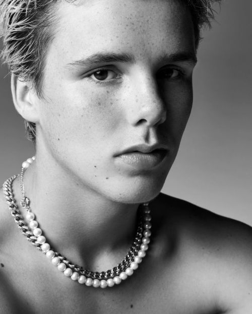 rando58sblog:brysmaleidols: Cruz Beckham by Justin Campbell  Gorgeous Eyes and Kissable Lips