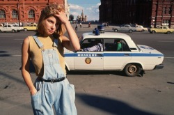 el-mare:   prostitute in moscow, 1991peter turnley  her outfit is on point 