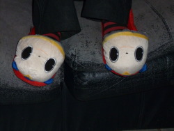 seigma:  shigatoxin:  My friend Pali gave me this slippers ;A; they were a birthday gift but as always mail was a lil bit late (almost three months late) but they are HERE and they are PERFECT  Las ame