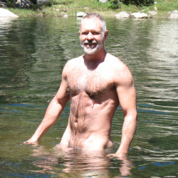 dilf-fan:  I WOULDN’T MIND RUNNING INTO THIS BEAR IN THE WOODS 