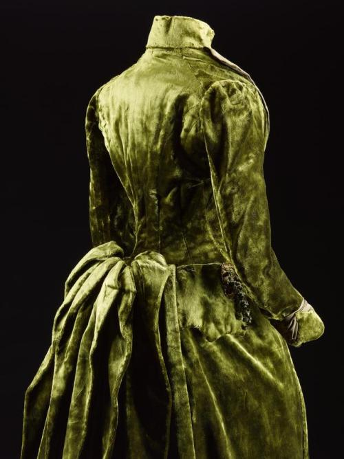 ephemeral-elegance: Silk Velvet Afternoon Dress, ca. 1885-88 Gowan and Strachan via National Museum 