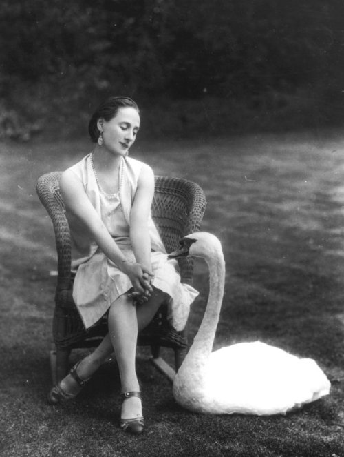 World famous ballerina, Anna Pavlova (Russia, 1881-1931) with her pet swan at her home in London, 19