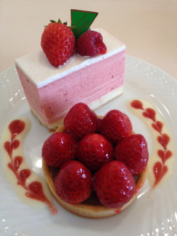 ichigoocakeu:  苺のタルトとレアチーズケーキの盛り合わせ