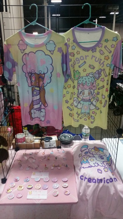 fluffsugarcafe:  I’m here at Anime Fan Fest so stop by the Fluff Sugar Cafe table! c: