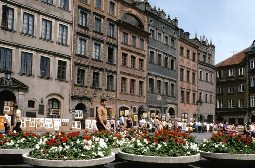 Pokaz sztuki, Stare Miasto, Warszawa, 1976.The lovely old town of Warsaw is, in fact, not that old. 