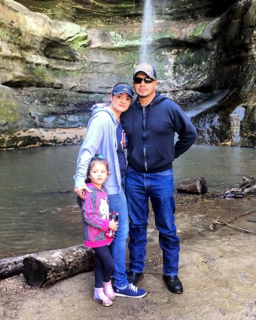 We are family. #StarvedRock #familyday #familia #saturday #naturewalk #wildcatcanyon #portrait (at S