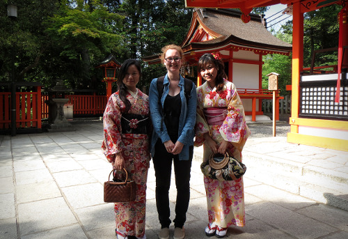 Samen op de foto met twee schattige (Kawaii!) Japanse meiden in traditionele kimono&rsquo;s.