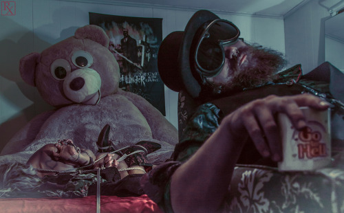 greeneyes-smile:fred-rx:late night weirdness with Sardonic, Bitches_Brew and a an 8 feet teddy b