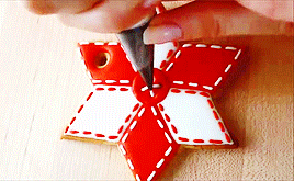 tastegarden:How To Decorate Christmas Cookie Ornaments 