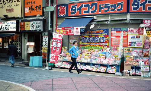 Shinjuku Station(新宿駅前) by Ou KinhakuVia Flickr:Leica M7+Summicron 50mm f2.0,Kodak PORTRA 160VC