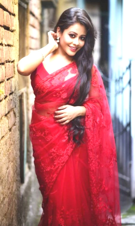 indiangalz:See more hot babes in sarees:See more: www.indiangalz.com/babes-in-sarees/