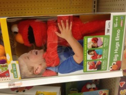 breathe-before-the-music:  grawly:  For a second I seriously thought there was a child inside that box.  ELMO. WHAT ARE YOU DOING. ELMO. STAHP 