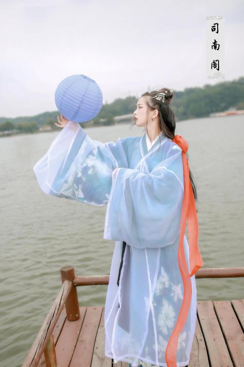 Traditional Chinese hanfu by 司南阁