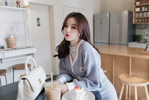 korean-dreams-girls:Kim Shin Yeong - March 05, 2019 Set  