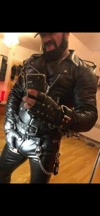 leatherloveforever:  Fucking hot!!