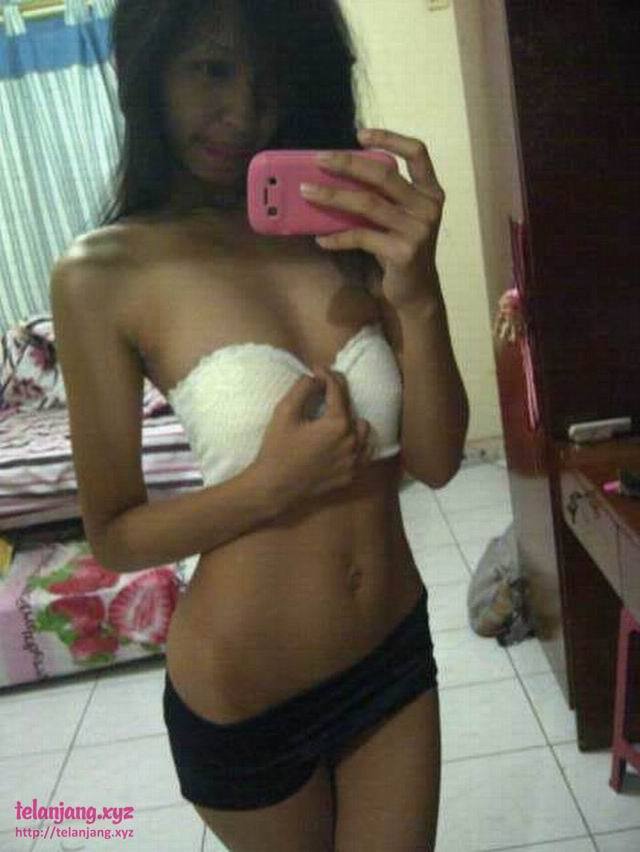 malaysiangirlsetc:  Good morning!Suka bila gadis buka satu persatuSemoga ini menceriakan