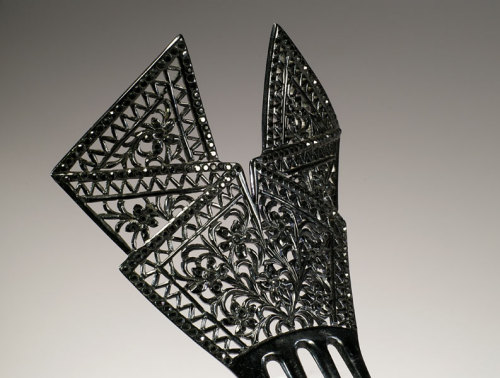 ephemeral-elegance:Celluloid Mourning Comb, ca. early 20th centuryvia Creative Museum