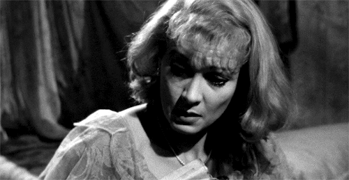 jakeledgers:Vivien Leigh as Blanche DuBois in A Streetcar Named Desire (1951)Dir. Elia Kazan
