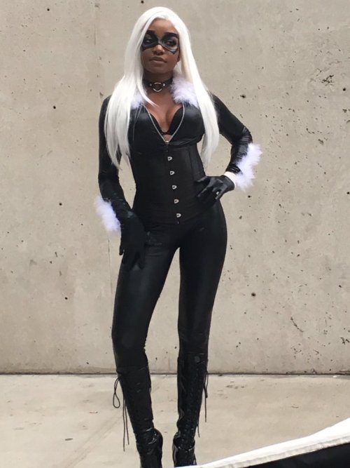 superheroesincolor: Black Cat Cosplay by KayBear  Via VincentValenLoL  // Cosplayer f