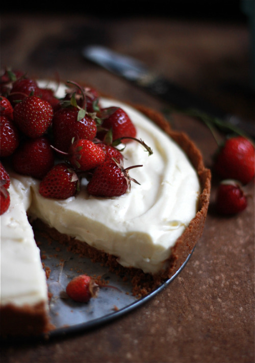 ambrosiadessert:  Strawberries and Cream Tart 