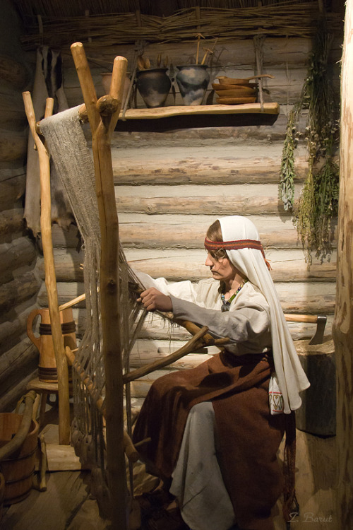 Slavic costume from Poland, c. 9th-10th century. Exposition in the museum in Trzcinica.Photo source: