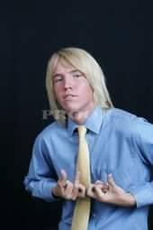 failnation:  10 years ago my buddy thought this was a good Senior picture.http://failnation.tumblr.com