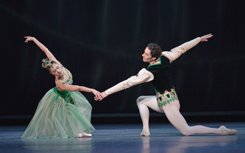 Beatriz Stix-Brunell and Valeri Hristov in Emeralds, Royal Ballet, April 2017. © Dave Morgan.In
