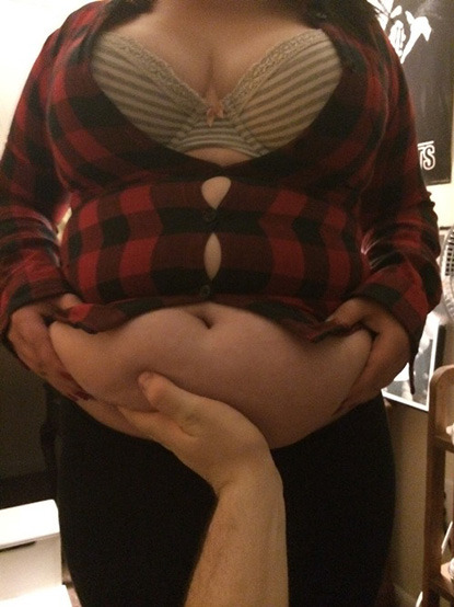 fatgirlbellylover:  Thee olâ€™ growth check!  Fat bellies are AWESOME! :D  