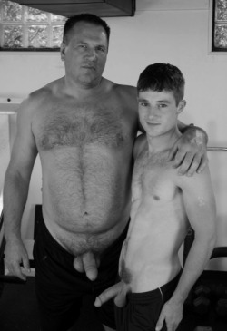 seanzlkn4adad:  Father n Son, look hot naked!