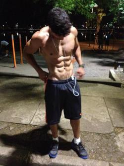 livinglifewithderek:  http://tinyurl.com/c65cpyq  Fuckin SICK abs