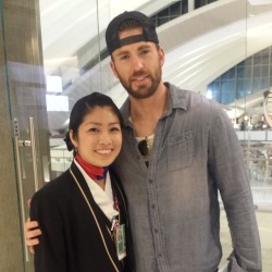 untitledce:  10/21/14 Chris Evans with fan at LAX (source: @helloxtine)  Squeee!