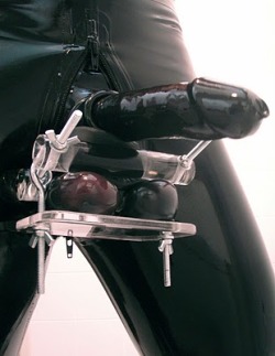 ms-eden-tx:  rubberdollowner:  http://rubberdollowner.tumblr.com Beautifully sheathed and pressed…how arousing is this?  ffdb12