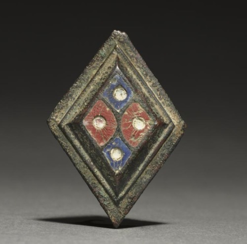 artofthedarkages: Roman provincial brooches with colorful geometric glass inlay. Cast out of bronze,