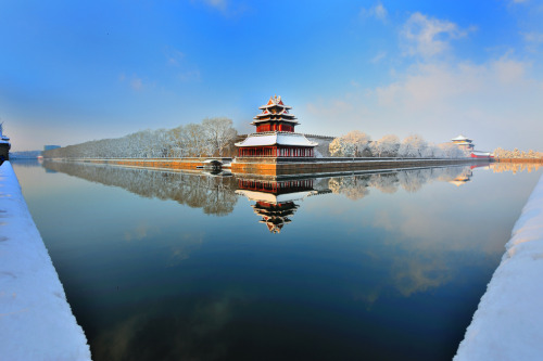 Photography of 颐和园(the Summer Palace) enveloped in spring snow. In addition to hanfu, ancient Chines