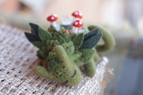 andigreyscale:sosuperawesome:Felt dragons by shyshyru on EtsyThese are adorable. Had to share!