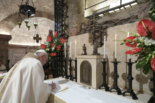 Pope Francis signs his Encyclical “Fratelli tutti” on St. Francis’s tomb in Assisi